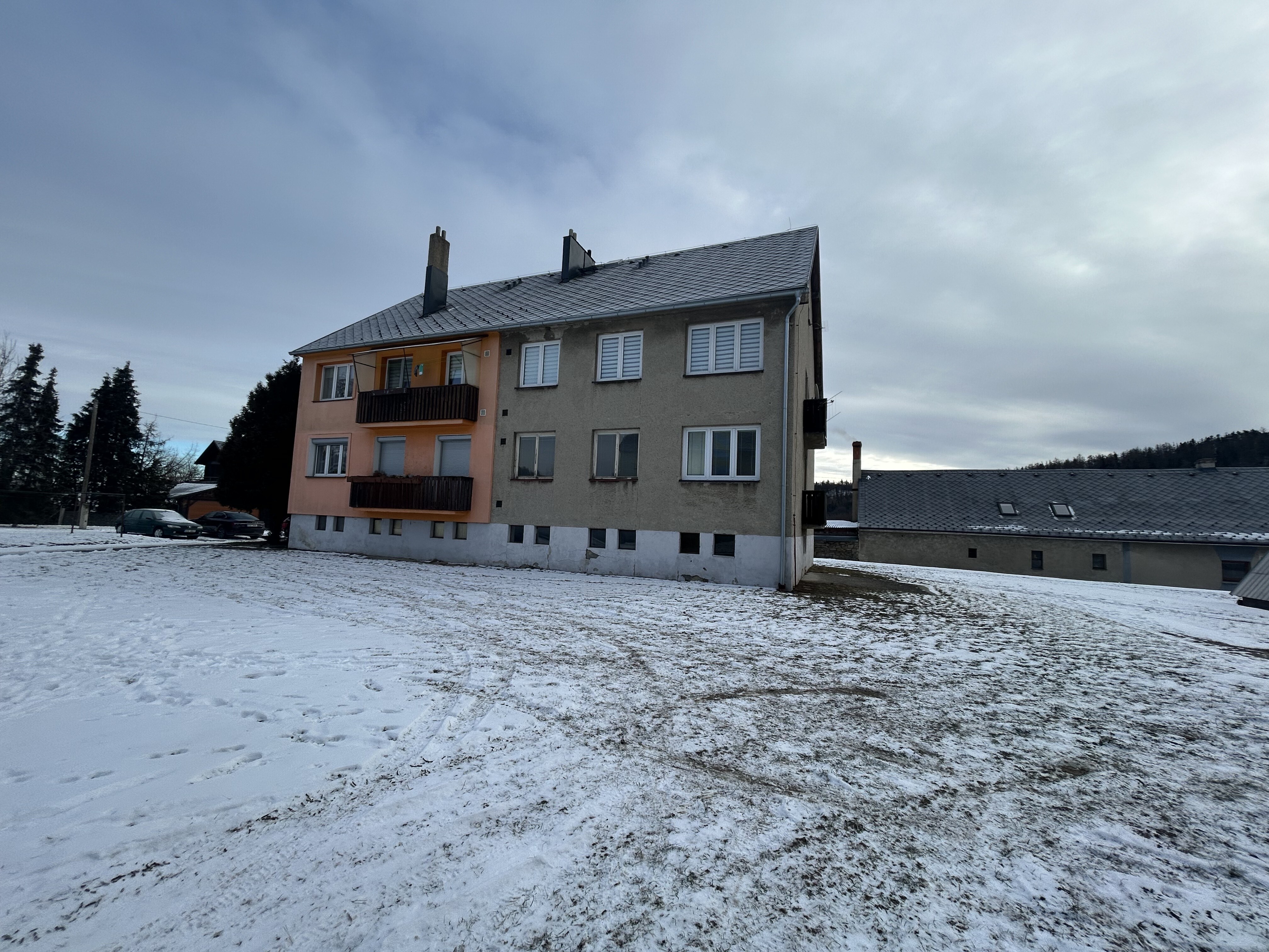 Prodej prostorného bytu 3+1 s balkonem, o celkové ploše 91m² v obci Hošťálkovy